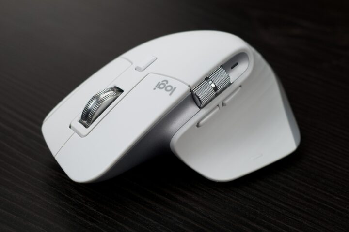 Hands-on with Logitech MX Master 3S: Elegant white color, very quiet clicks, higher sensitivity, and customizable settings.