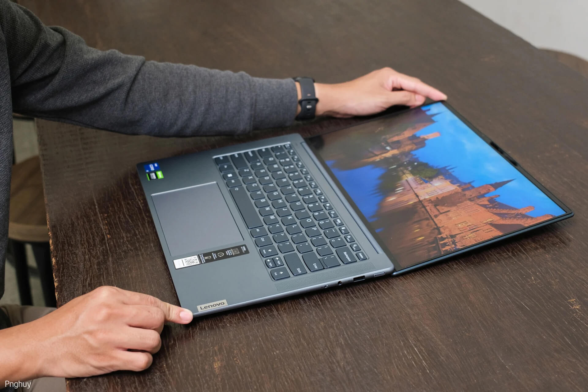 Tren Tay Lenovo Yoga Slim 7I Prox May Dep Cau Hinh Cao Da Dung Cho Nhieu Nhu Cau Features 05 Trên Tay Lenovo Yoga Slim 7I Prox Máy Đẹp, Cấu Hình Cao, Đa Dụng Cho Nhiều Nhu Cầu Features 05