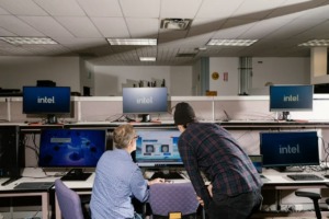 Cu Say Chan Cua Tuong Dai Intel Trong Nganh Cong Nghiep Ban Dan