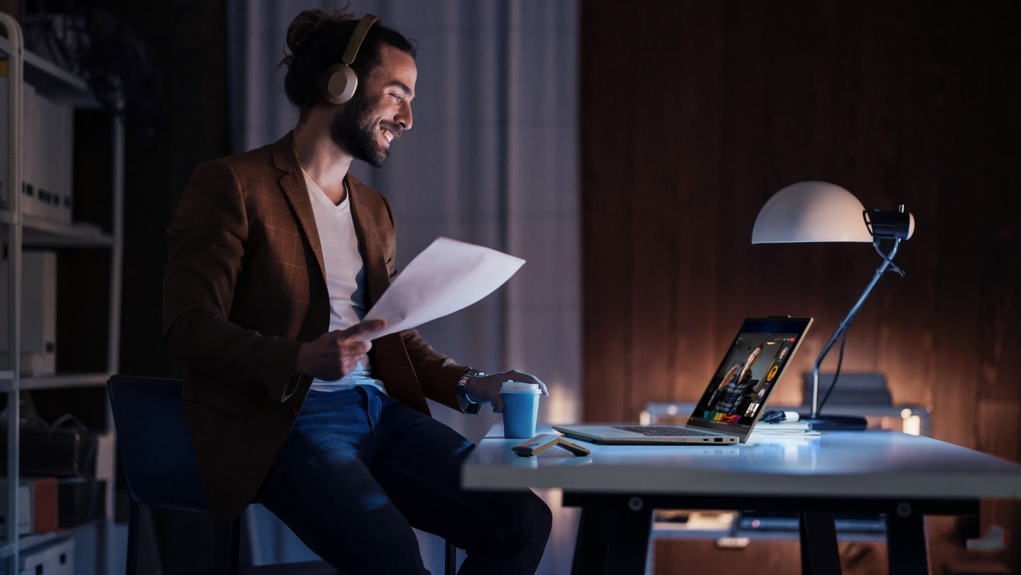 Người Dùng Làm Việc Với Thinkpad X1 2-In-1 Aura Edition Tại Bàn